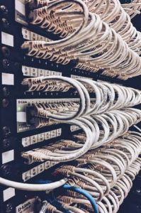 Conectores de cableado estructurado RJ45 en una red de datos